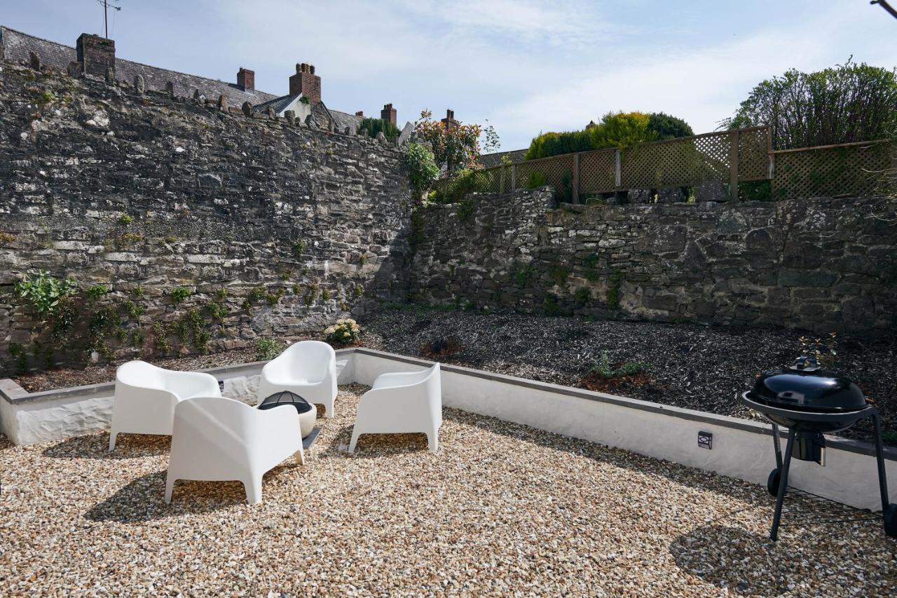 Rhif Un- Premium Cottage With Log Burner & Private Courtyard Laugharne Exterior photo