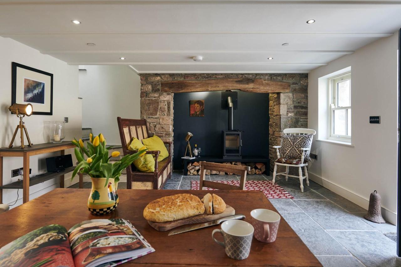 Rhif Un- Premium Cottage With Log Burner & Private Courtyard Laugharne Exterior photo